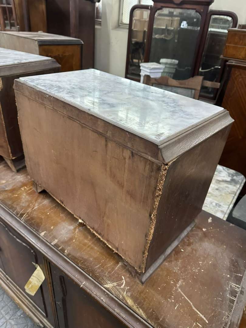 Par de mesitas de luz con tapa de marmol y detalles en bronce - Imagen 17