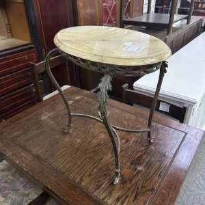 Mesita auxiliar de marmol/onix con base metálica tallada estilo vintage