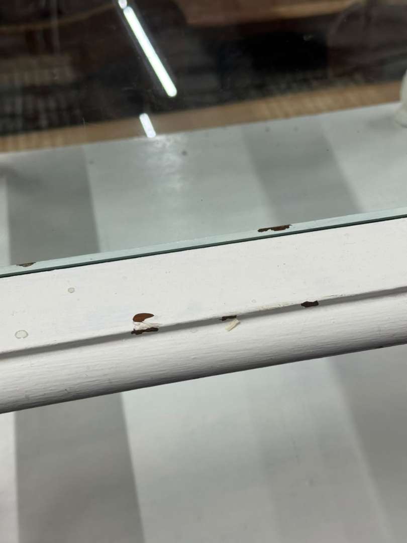 Mesita ratona pequeña de madera con tapa de vidrio y estante inferior - Imagen 5