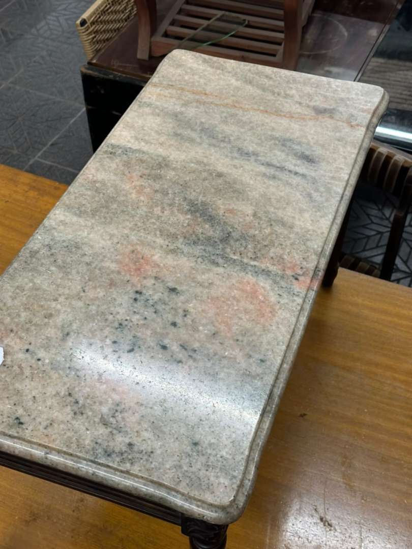 Mesita ratona de madera con tapa de marmol / piedra - Imagen 4