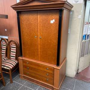 Mueble vajillero / armario organizador de madera en tono natural con columnas y frontón de estilo clásico
