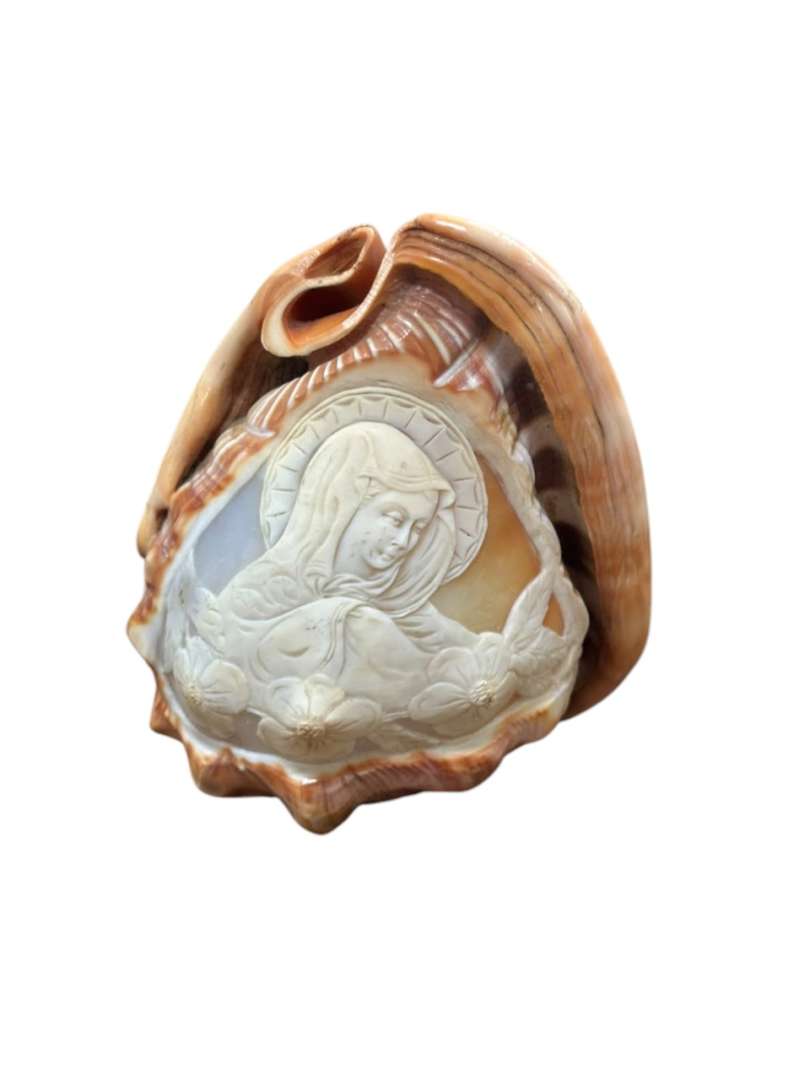 FIGURA DE LA VIRGEN TALLADA EN CARACOL MARINO (CAMAFEO EN CARACOL)