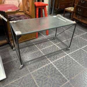 Mesa auxiliar metálica con ruedas y tapa de vidrio armado