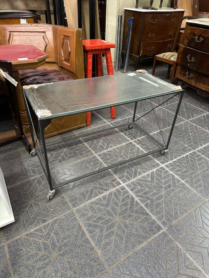 Mesa auxiliar metálica con ruedas y tapa de vidrio armado