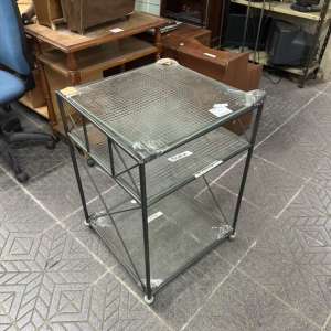 Mesa auxiliar de hierro con estantes de vidrio armado y ruedas