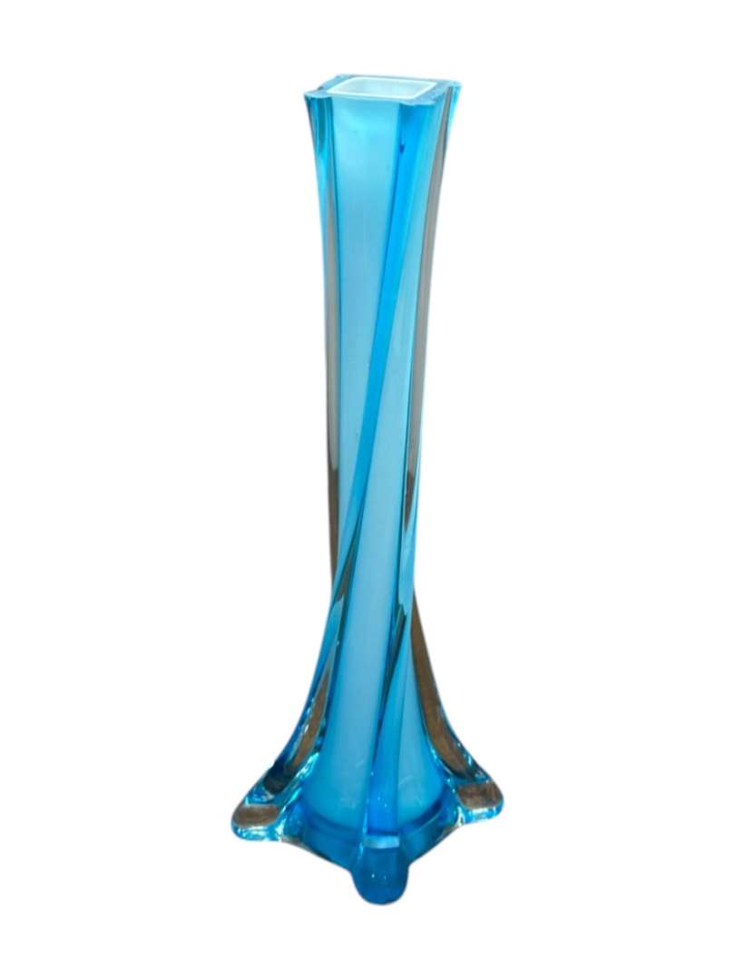 Florero vintage de vidrio soplado y torsionado azul celeste