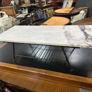 Mesa ratona vintage de mármol veteado y estructura metálica