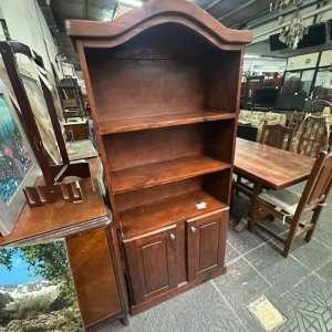 Biblioteca de madera solida con copete y espacio de guardado