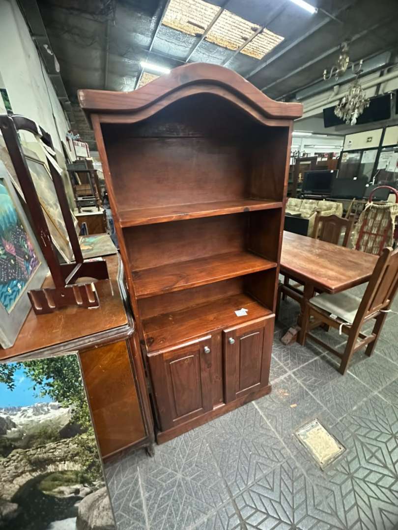 Biblioteca de madera solida con copete y espacio de guardado