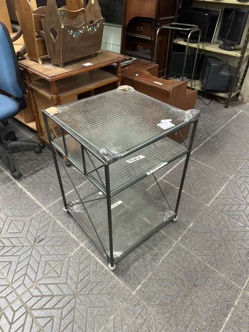 Mesa auxiliar de hierro con estantes de vidrio armado y ruedas