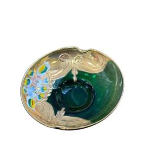 CENICERO / PLATITO DE VIDRIO VINTAGE COLOR VERDE – DETALLES DORADOS Y FLORES ESMALTADAS