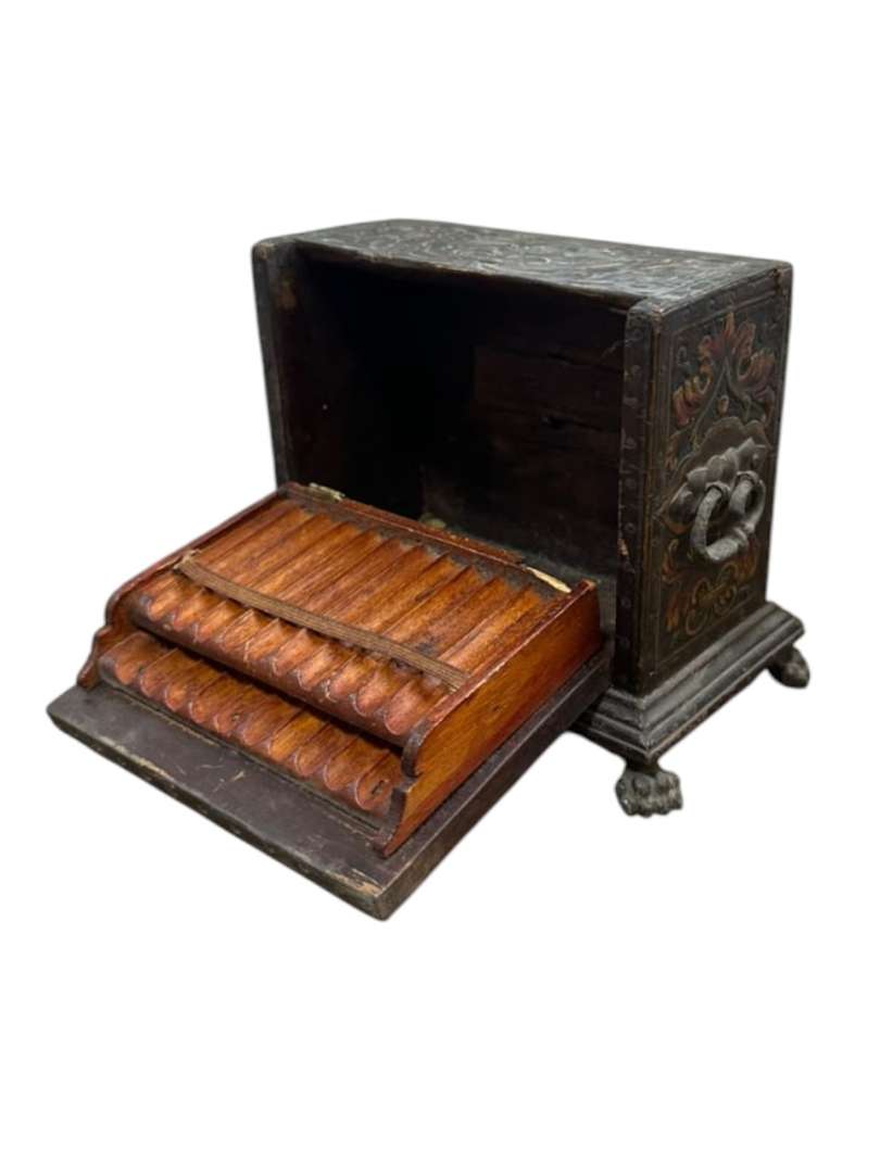 ANTIGUO CIGARRERO DE MESA EN MADERA Y CUERO TRABAJADO - Imagen 10