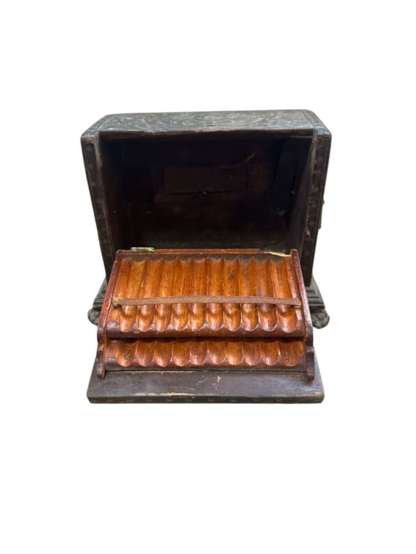 ANTIGUO CIGARRERO DE MESA EN MADERA Y CUERO TRABAJADO - Imagen 11