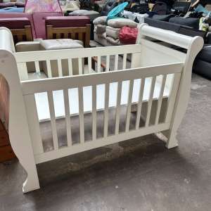 Cuna de madera sólida tipo trineo color blanco