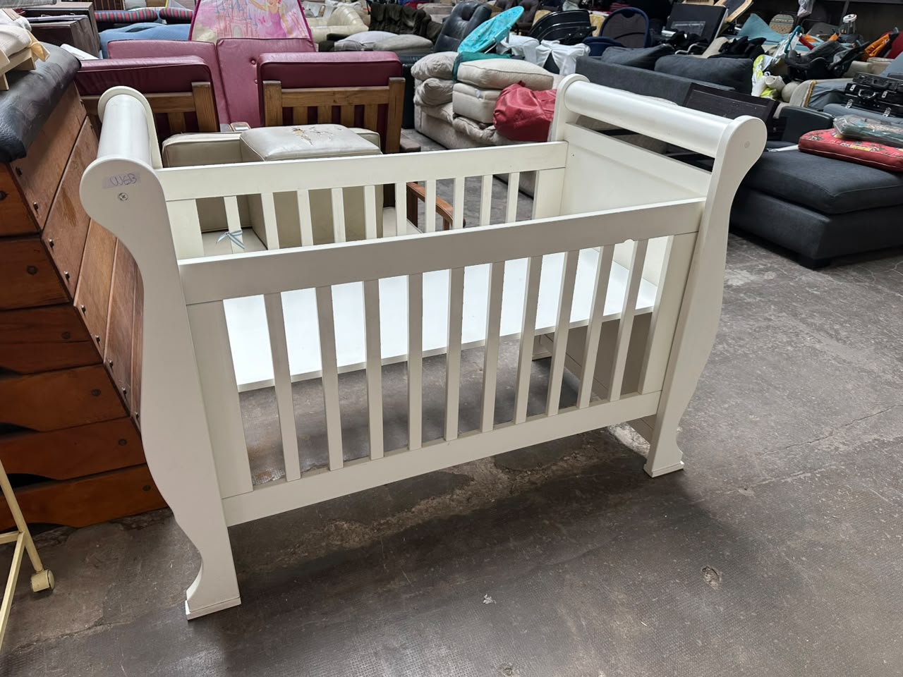 Cuna de madera sólida tipo trineo color blanco