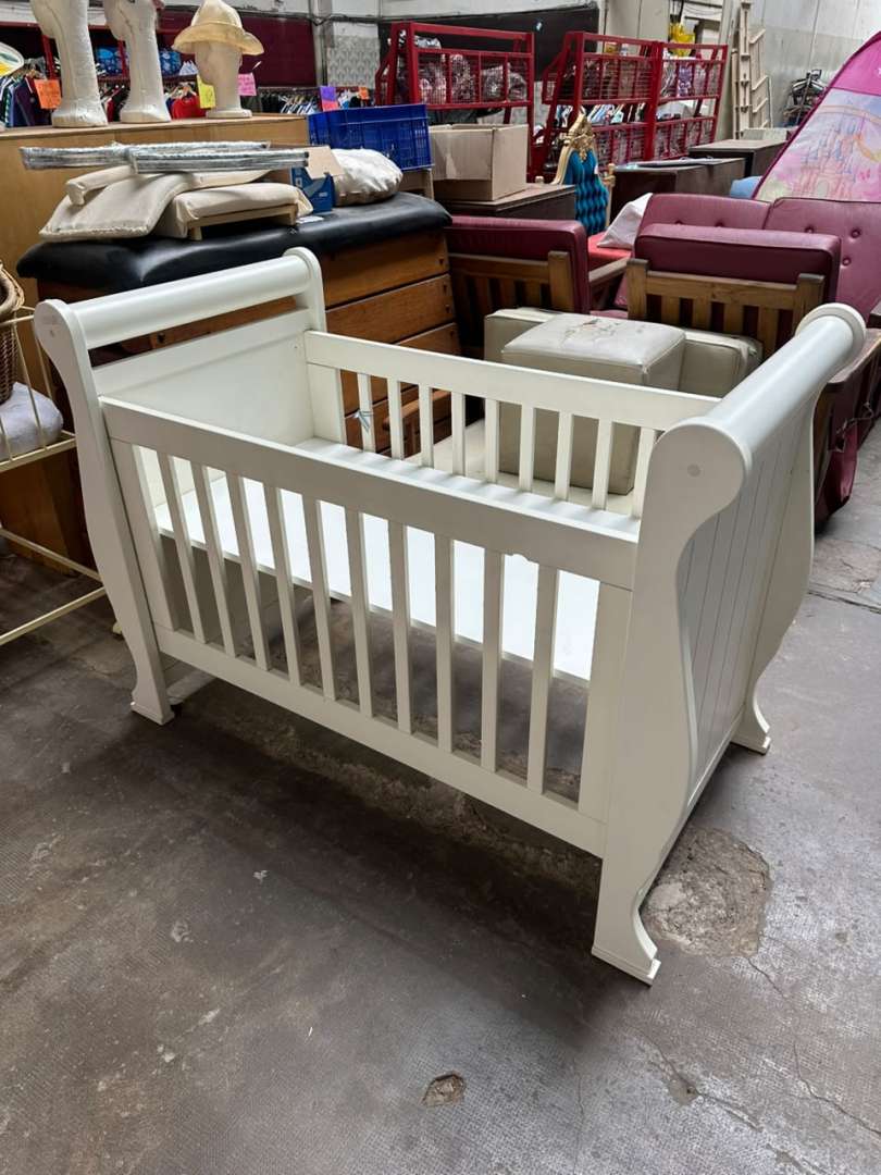 Cuna de madera sólida tipo trineo color blanco - Imagen 2