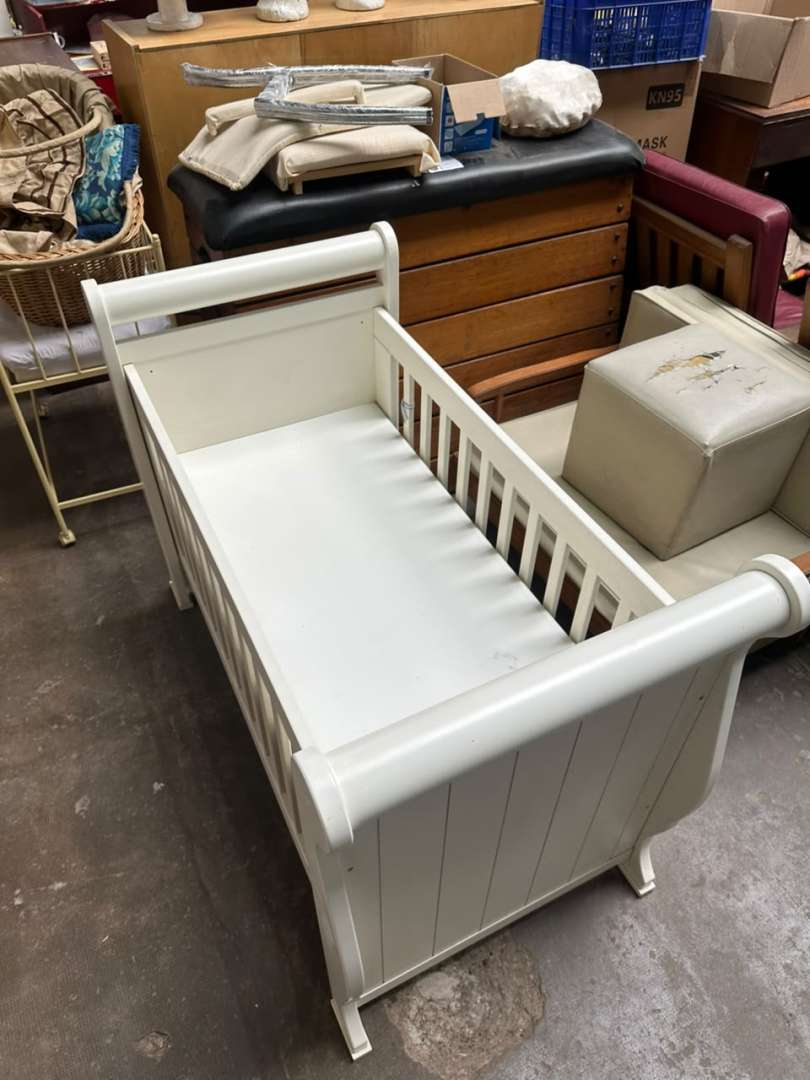 Cuna de madera sólida tipo trineo color blanco - Imagen 4