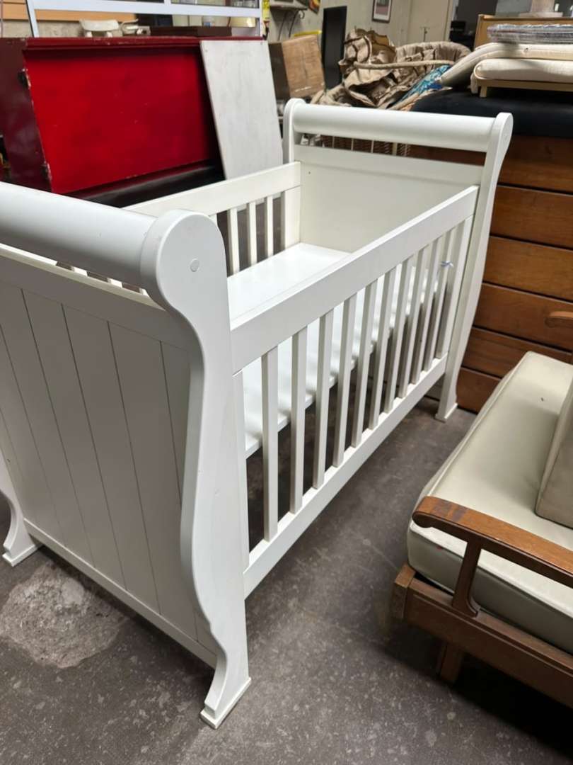 Cuna de madera sólida tipo trineo color blanco - Imagen 7