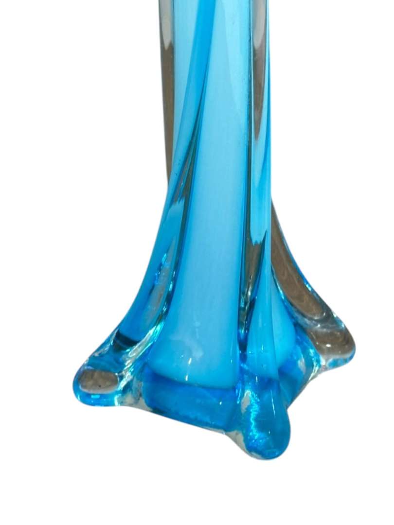 Florero vintage de vidrio soplado y torsionado azul celeste - Imagen 4