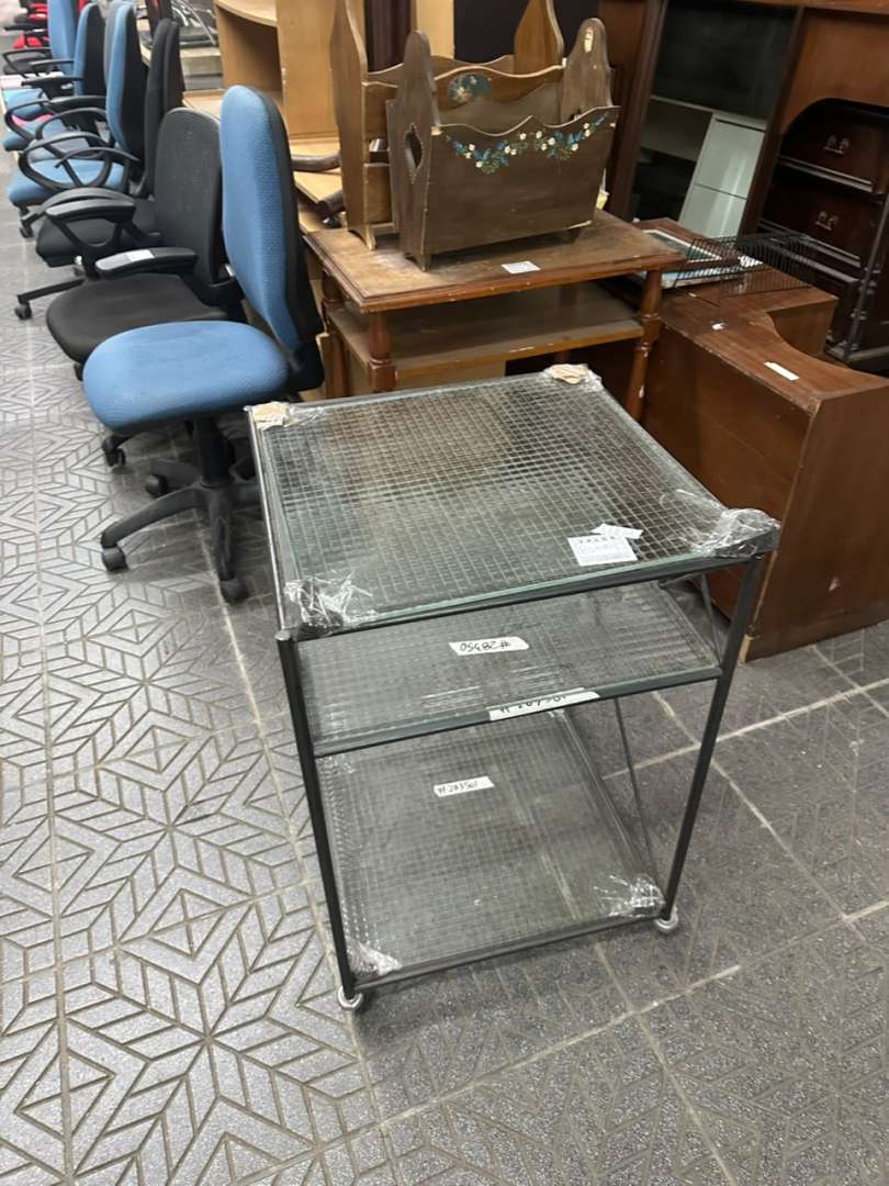 Mesa auxiliar de hierro con estantes de vidrio armado y ruedas - Imagen 2