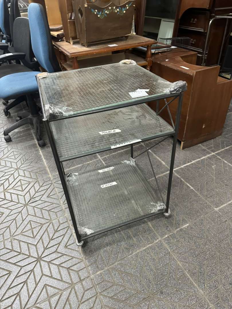Mesa auxiliar de hierro con estantes de vidrio armado y ruedas - Imagen 3