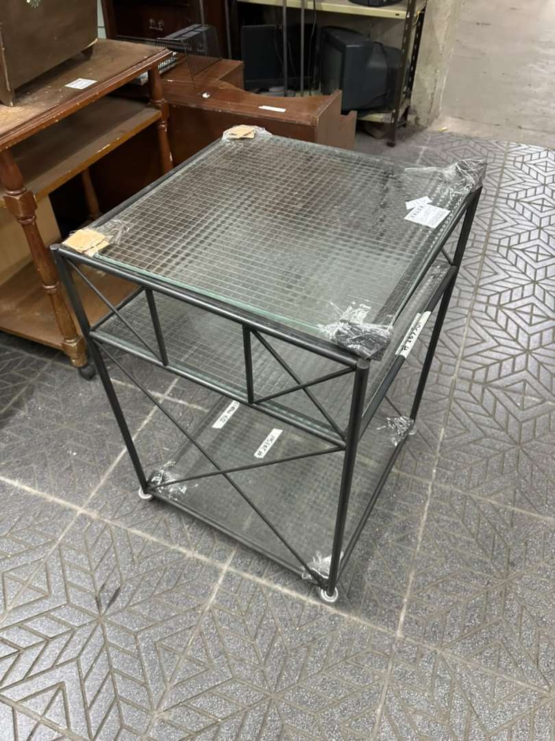 Mesa auxiliar de hierro con estantes de vidrio armado y ruedas - Imagen 4
