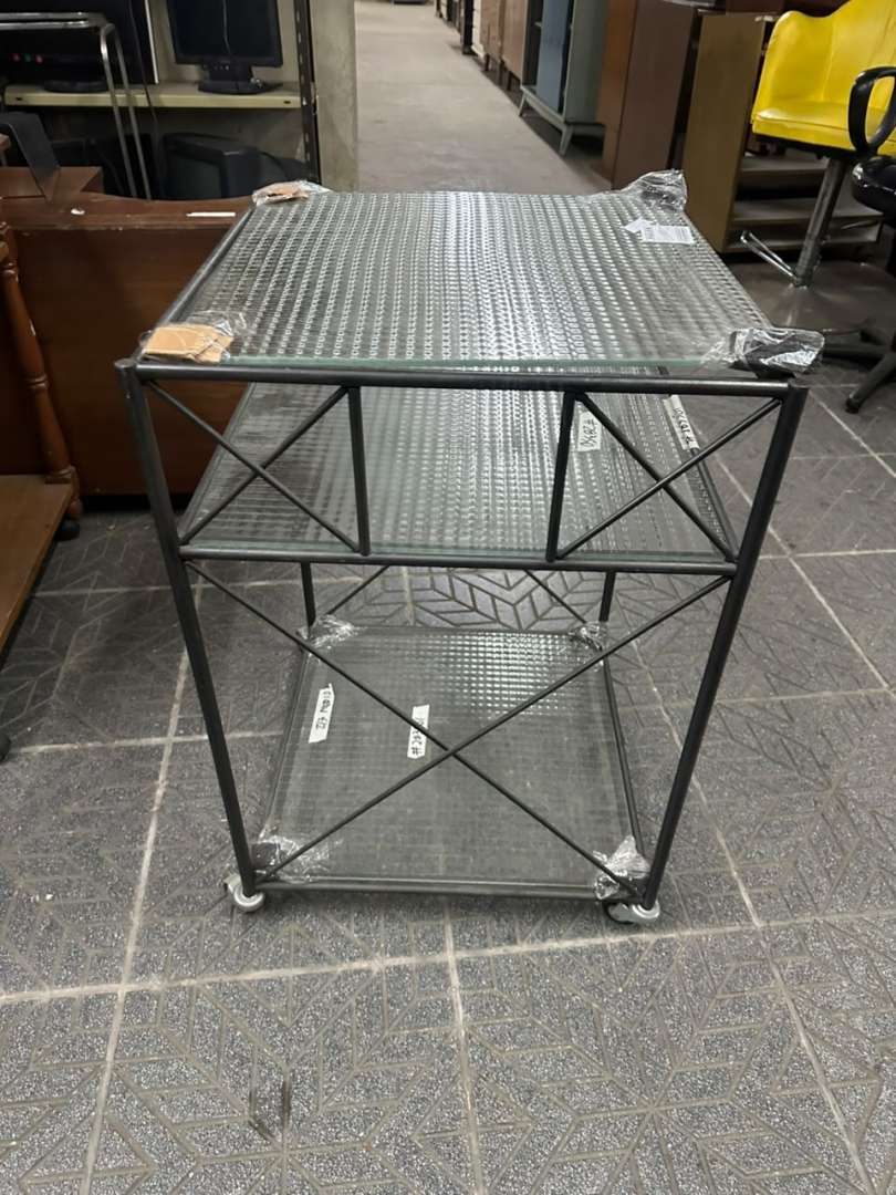 Mesa auxiliar de hierro con estantes de vidrio armado y ruedas - Imagen 5