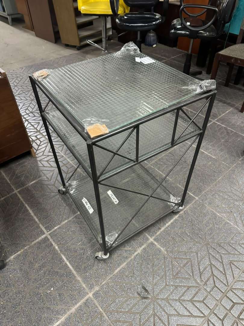 Mesa auxiliar de hierro con estantes de vidrio armado y ruedas - Imagen 6