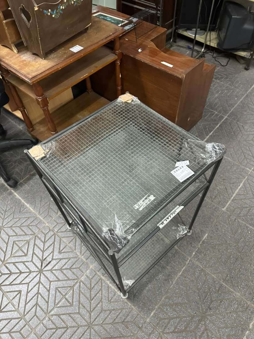 Mesa auxiliar de hierro con estantes de vidrio armado y ruedas - Imagen 7