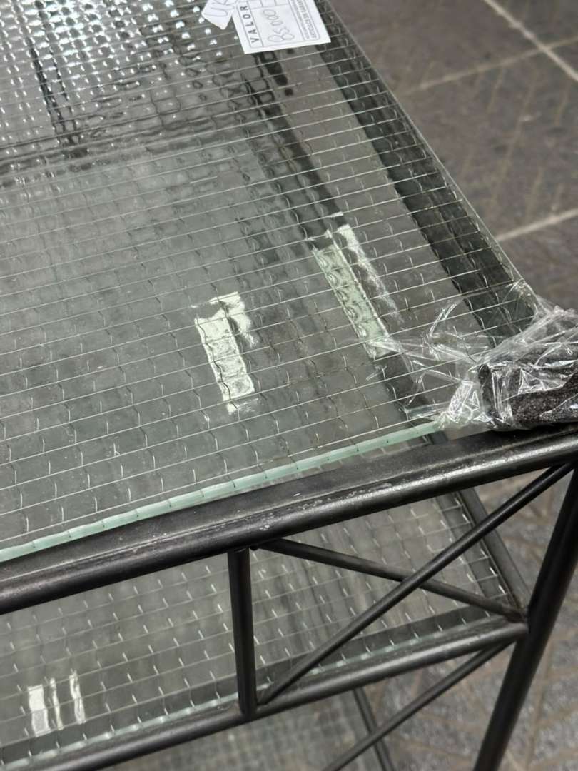 Mesa auxiliar de hierro con estantes de vidrio armado y ruedas - Imagen 8