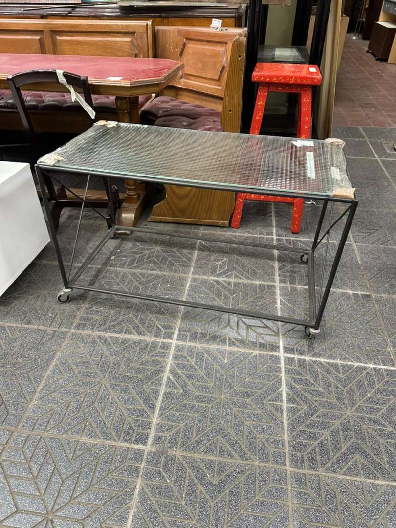 Mesa auxiliar metálica con ruedas y tapa de vidrio armado - Imagen 2