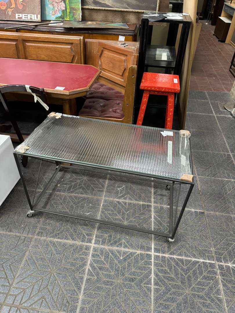 Mesa auxiliar metálica con ruedas y tapa de vidrio armado - Imagen 3