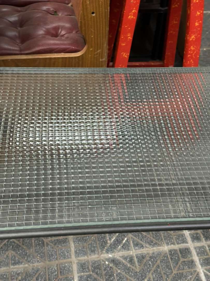 Mesa auxiliar metálica con ruedas y tapa de vidrio armado - Imagen 4