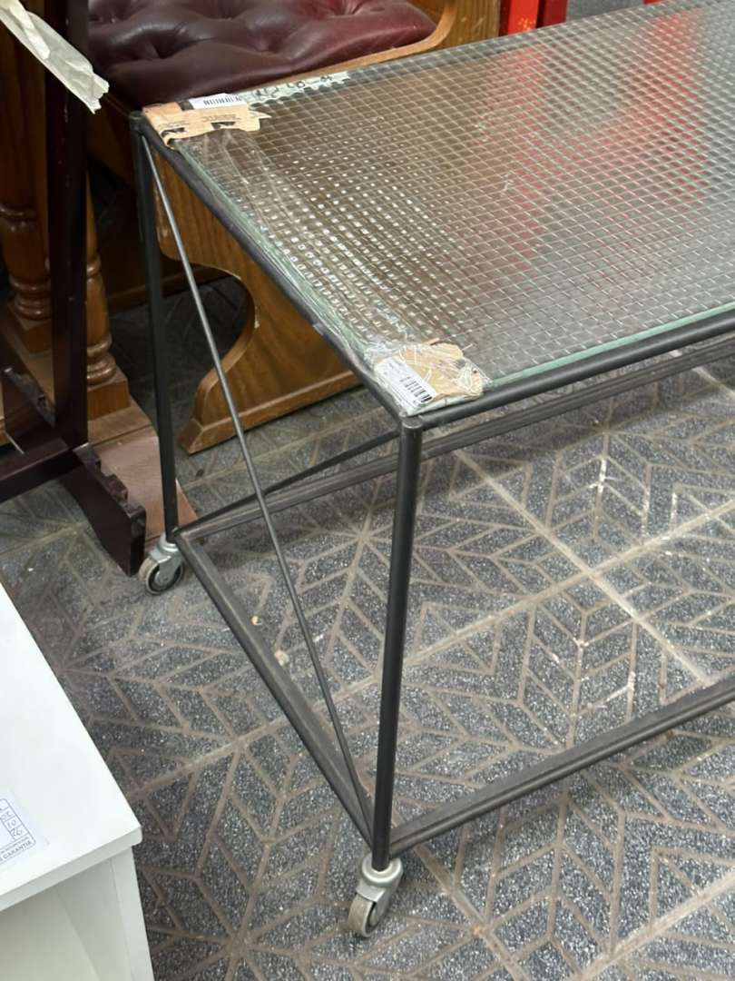 Mesa auxiliar metálica con ruedas y tapa de vidrio armado - Imagen 5