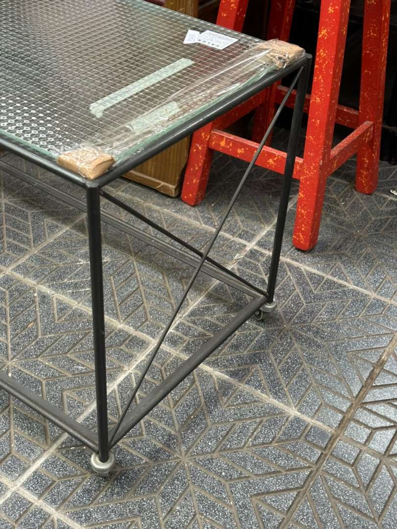 Mesa auxiliar metálica con ruedas y tapa de vidrio armado - Imagen 6