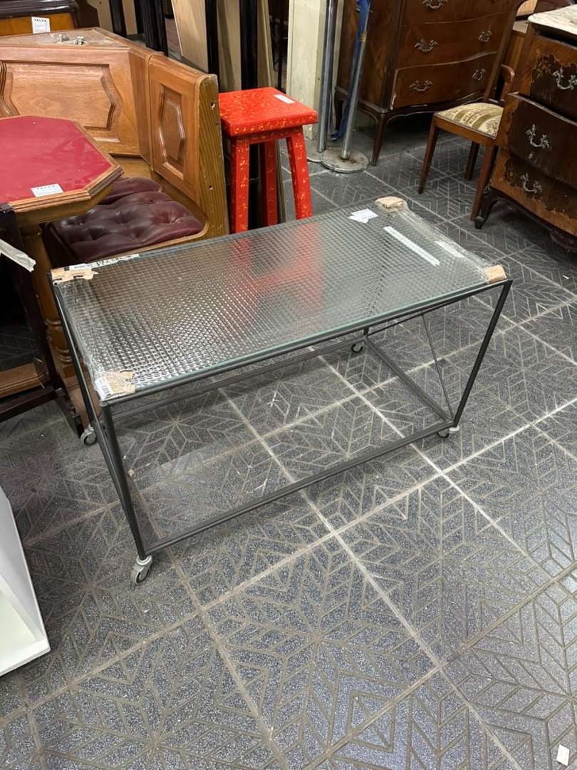 Mesa auxiliar metálica con ruedas y tapa de vidrio armado - Imagen 7