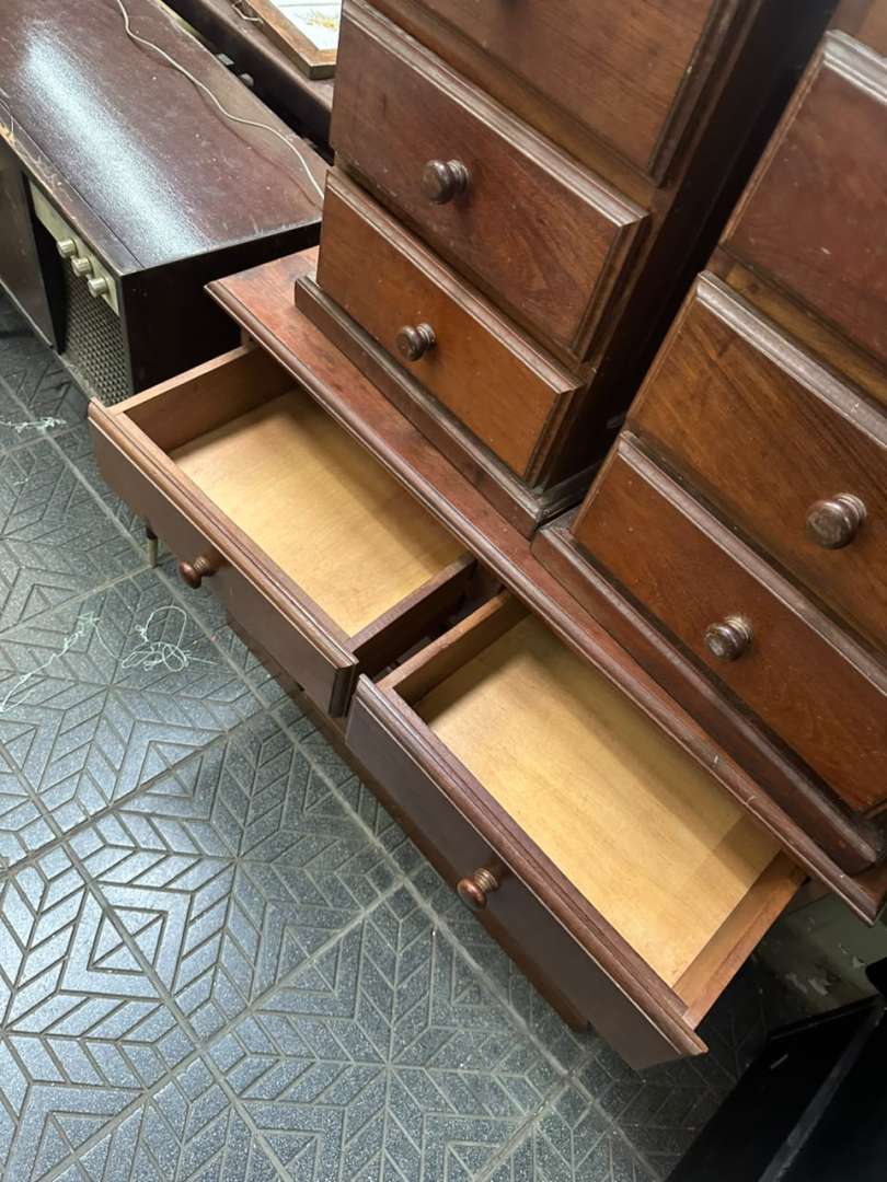 Juego de dormitorio en madera de algarrobo comoda y par de mesitas de luz - Imagen 9