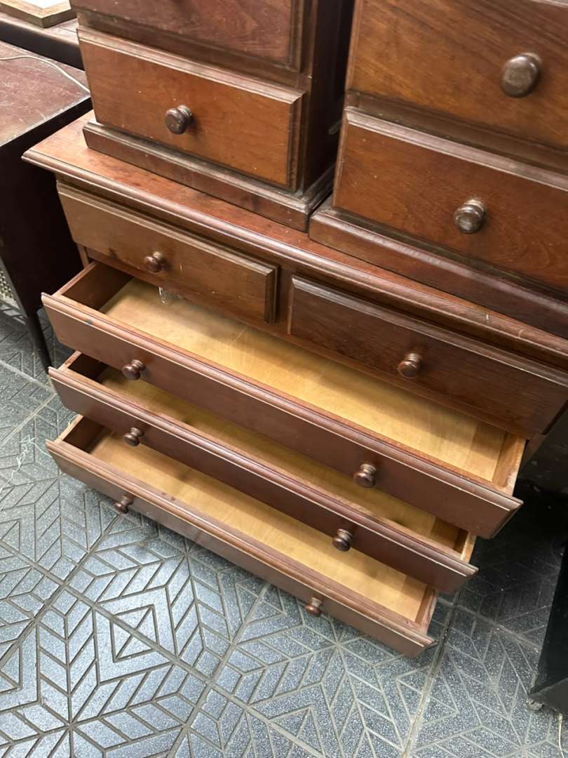 Juego de dormitorio en madera de algarrobo comoda y par de mesitas de luz - Imagen 11
