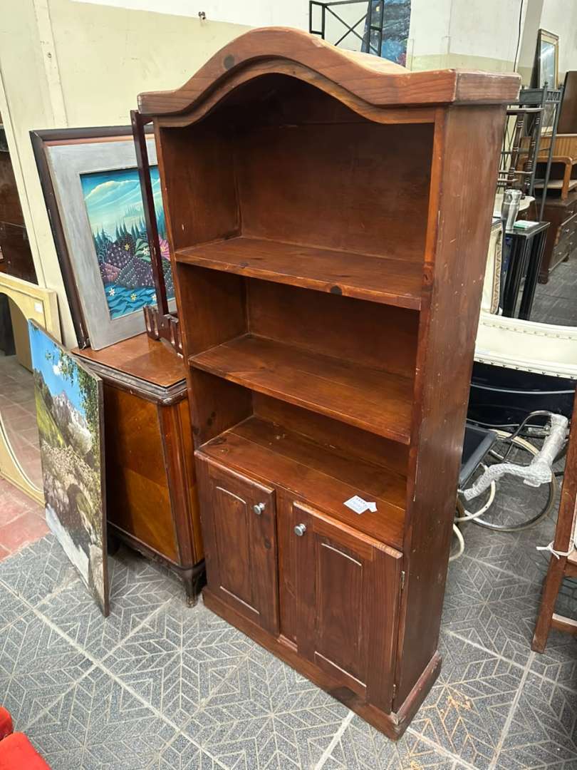 Biblioteca de madera solida con copete y espacio de guardado - Imagen 2