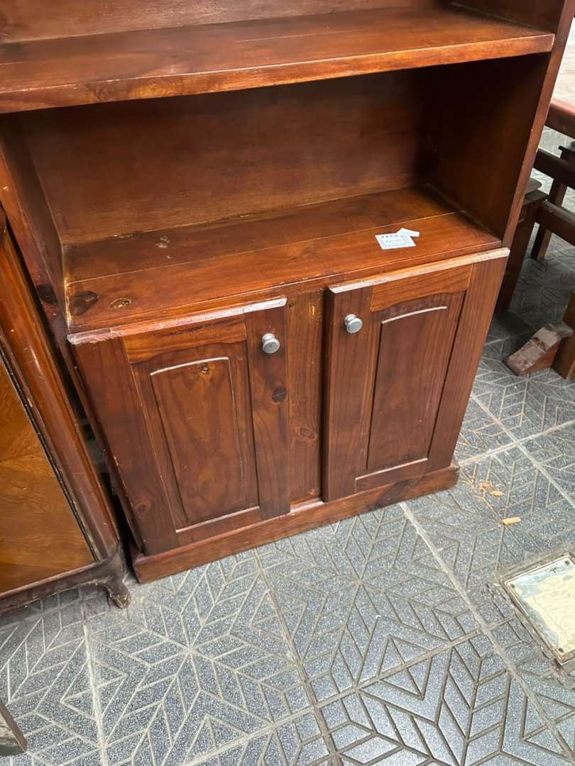 Biblioteca de madera solida con copete y espacio de guardado - Imagen 3