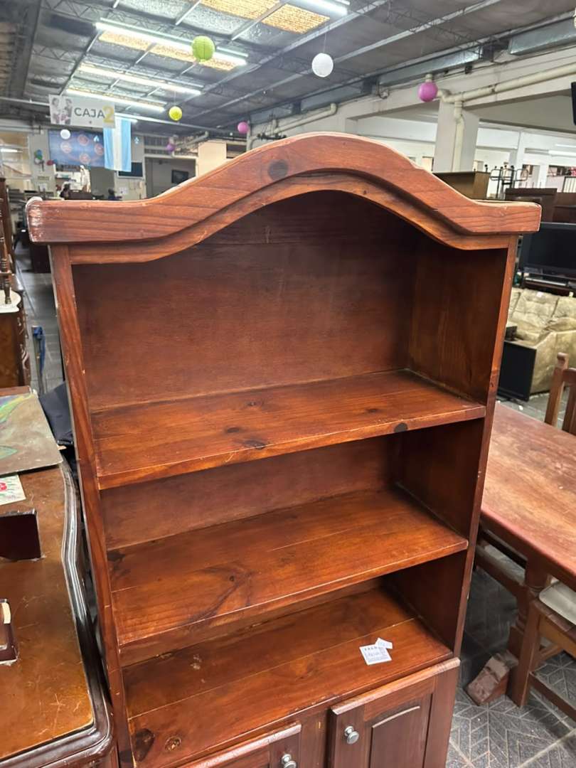 Biblioteca de madera solida con copete y espacio de guardado - Imagen 4