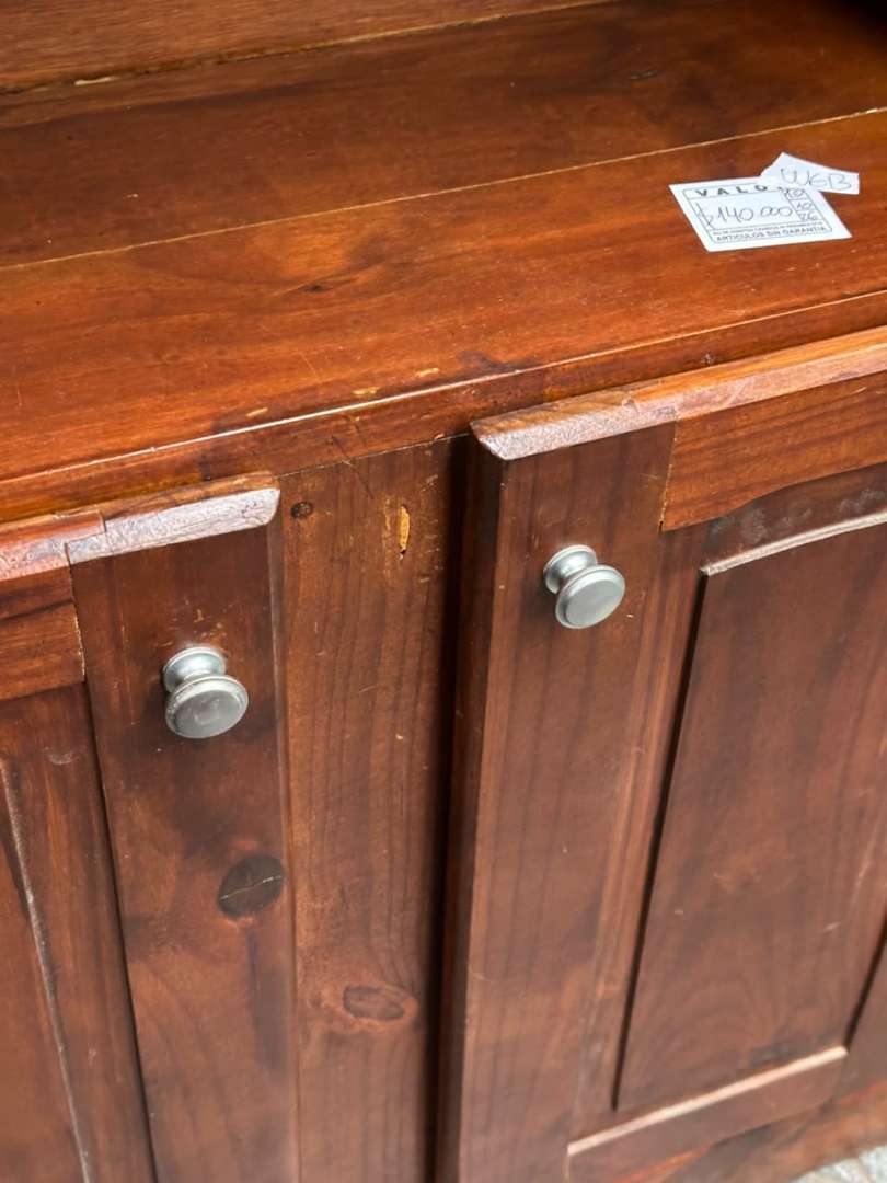 Biblioteca de madera solida con copete y espacio de guardado - Imagen 5