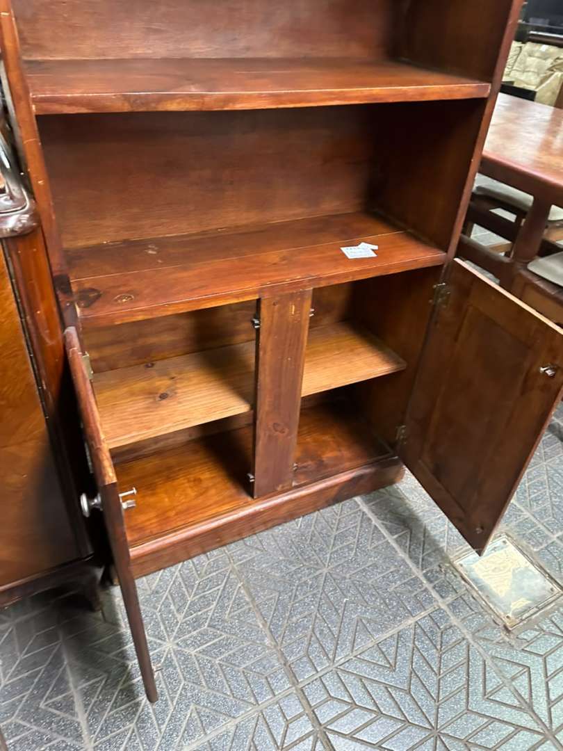 Biblioteca de madera solida con copete y espacio de guardado - Imagen 6