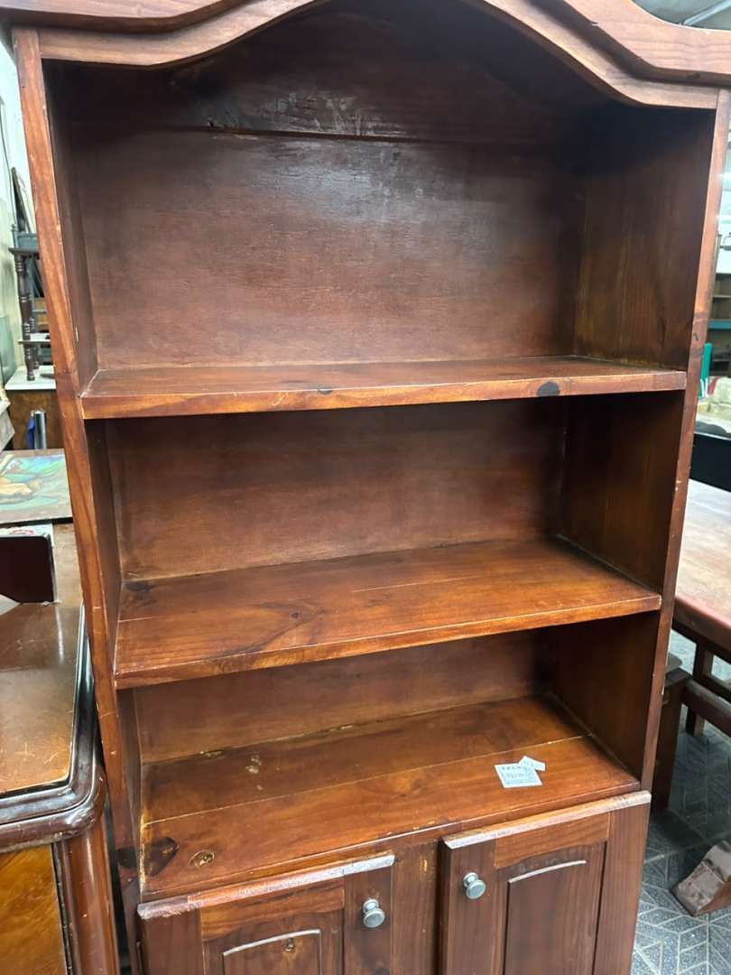 Biblioteca de madera solida con copete y espacio de guardado - Imagen 7