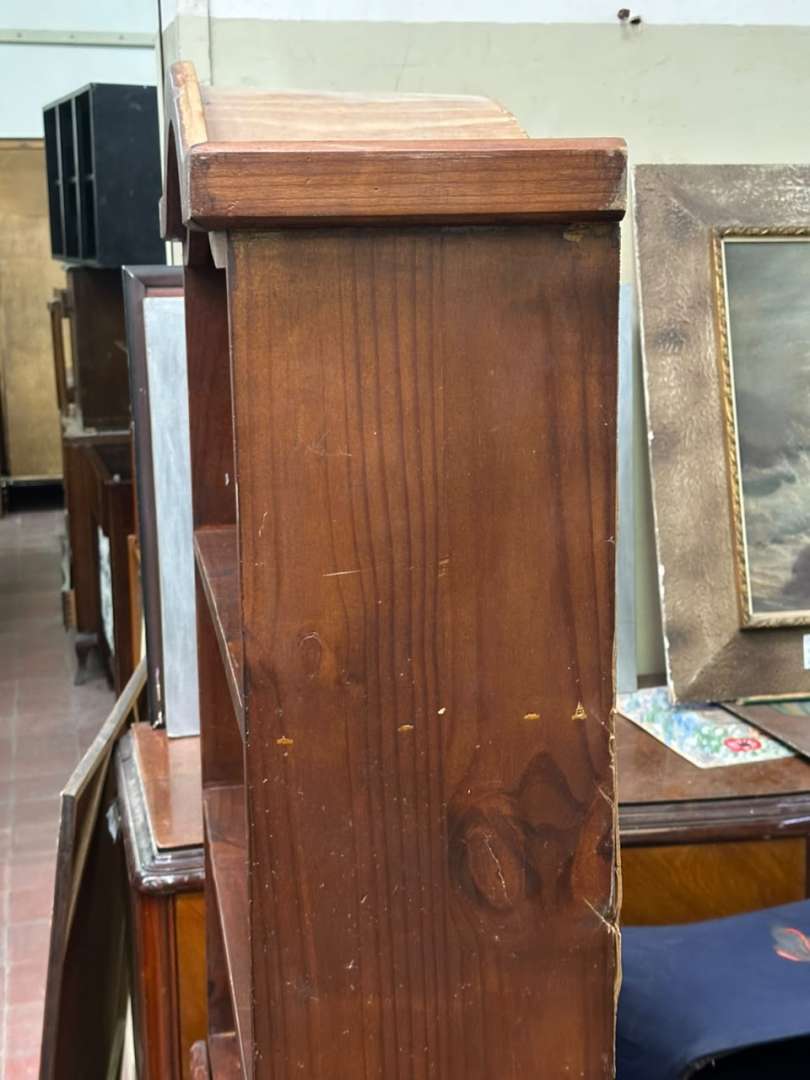Biblioteca de madera solida con copete y espacio de guardado - Imagen 8