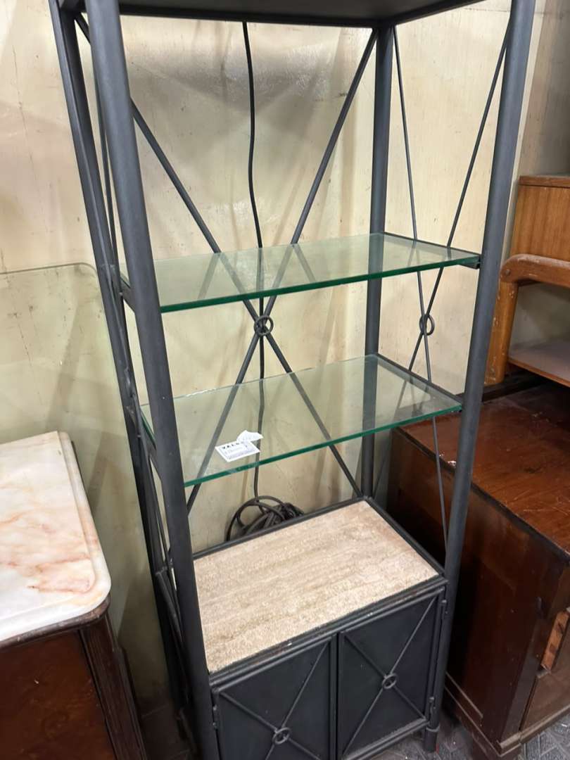 Biblioteca metálica de estilo industrial con estantes de vidrio y base de piedra - Imagen 3