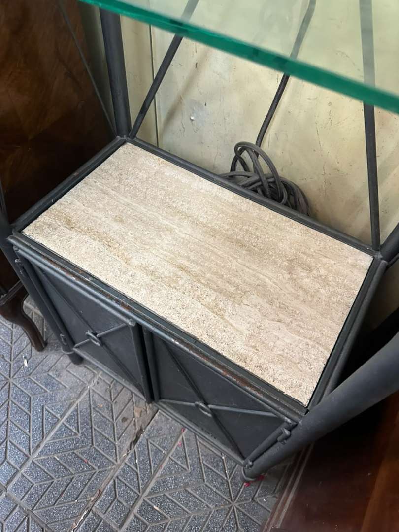 Biblioteca metálica de estilo industrial con estantes de vidrio y base de piedra - Imagen 8