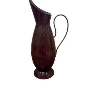 Jarra ornamental de madera torneada con asa metálica