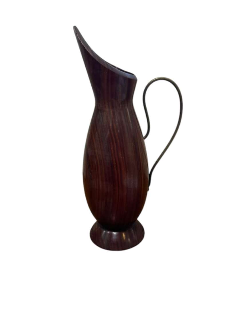 Jarra ornamental de madera torneada con asa metálica