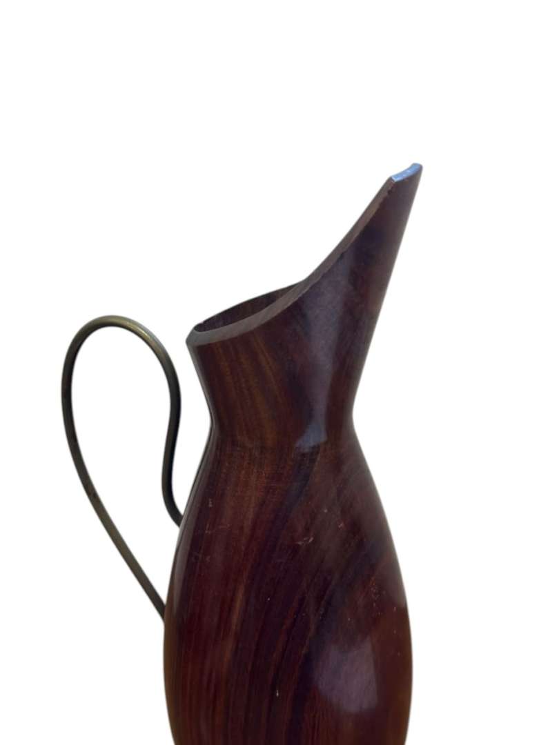 Jarra ornamental de madera torneada con asa metálica - Imagen 3